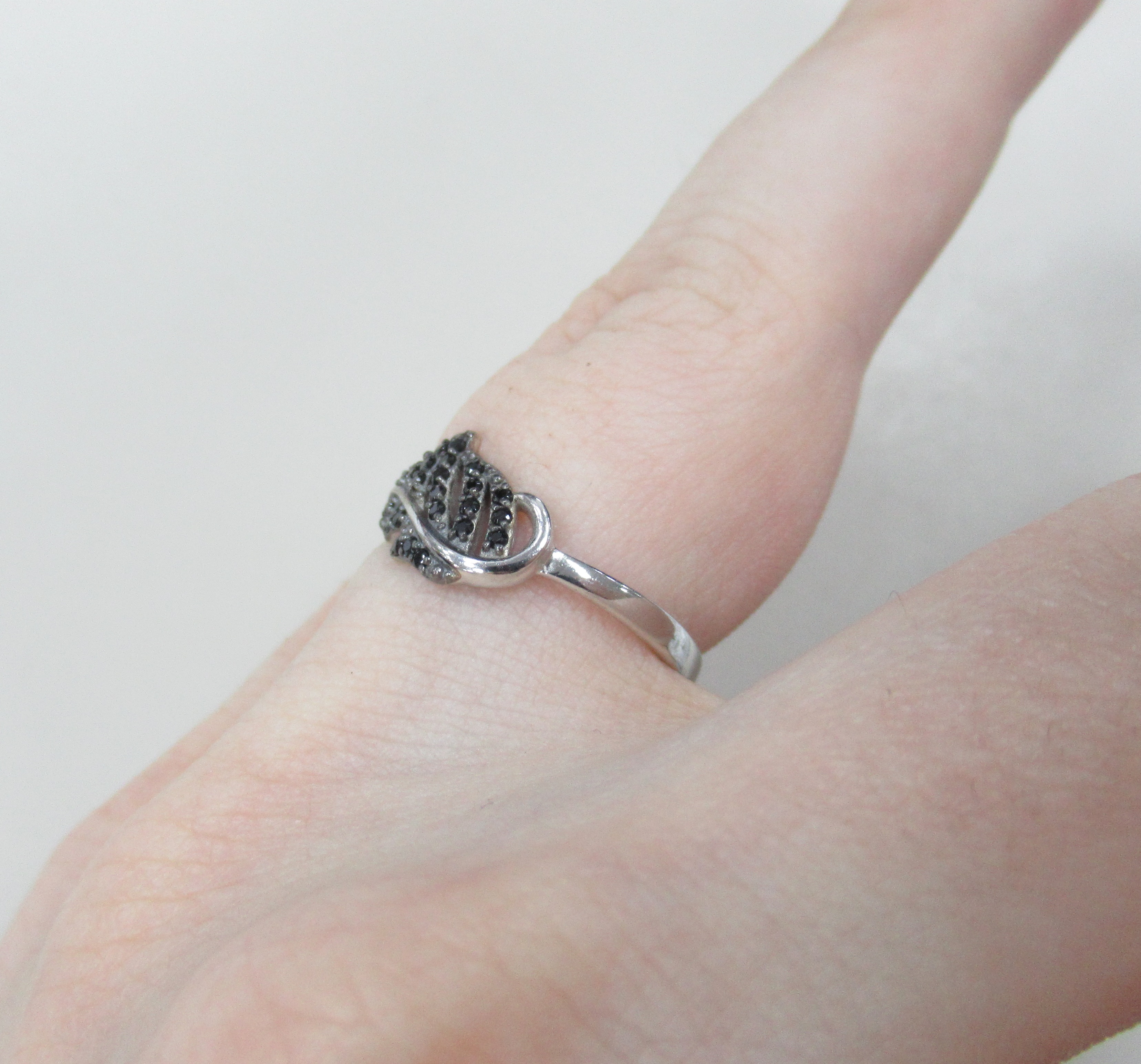 Серебряное кольцо со шпинелью "Перо"